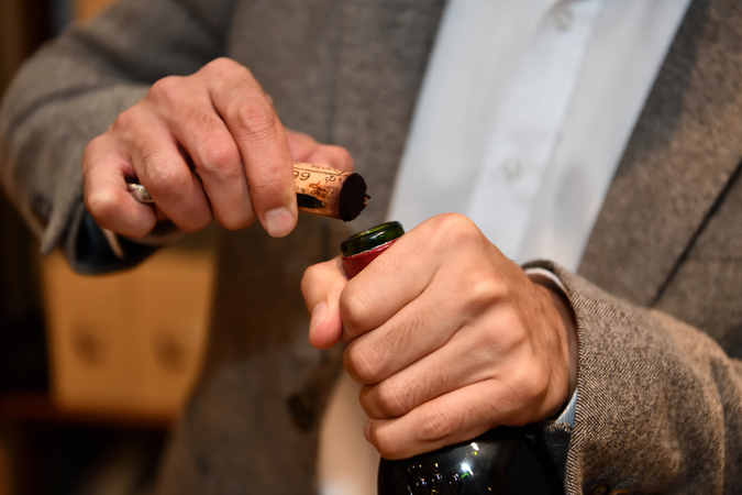 酒塞怎么塞进去(酒塞怎么塞进去的)