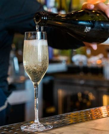 什么是香槟产区的葡萄酒,法国香槟产区的葡萄酒品种