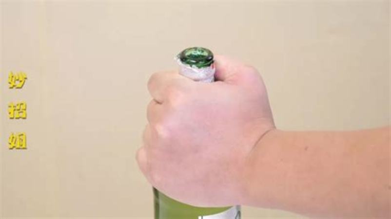 用筷子如何起啤酒瓶盖,用手就能拧开啤酒瓶盖