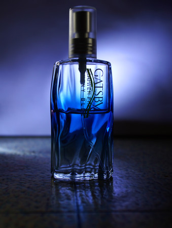 蓝色的洋酒小瓶(蓝色瓶装的洋酒)