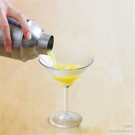 用蓝橙力娇怎么做简单的鸡尾酒,4个简单的鸡尾酒制作方法和食谱