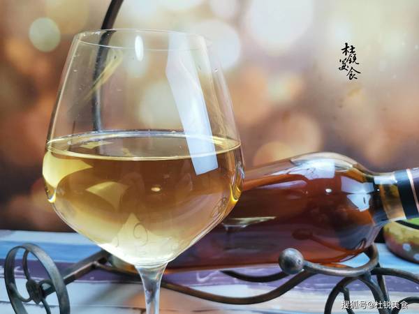 白葡萄酒的颜色是什么颜色(白葡萄酒啥颜色)