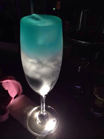 深蓝鸡尾酒怎么调(深蓝色鸡尾酒)
